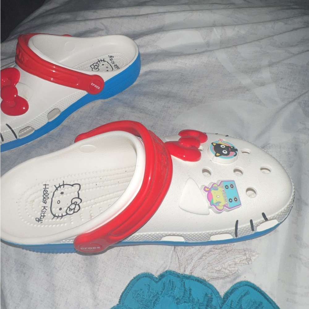 Hello Kitty Crocs - Picture 4 of 5